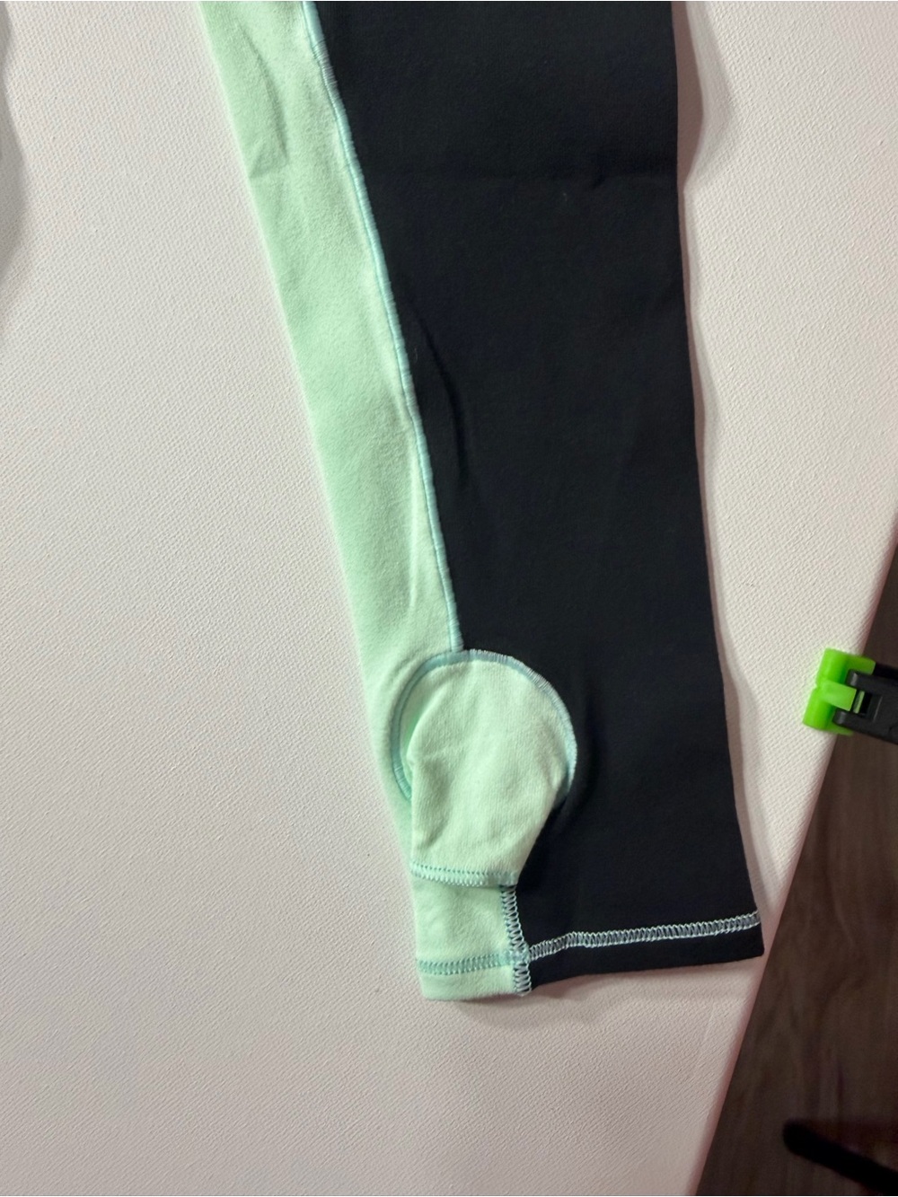 lululemon athletica Mint Long-Sleeve Performance Top with Black Sleeve size 6 - Picture 6 of 8